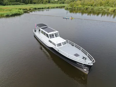 witte stalen motorboot op rustig water