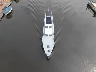 witte motorboot van boven gezien