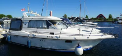 motorjacht afgemeerd in jachthaven