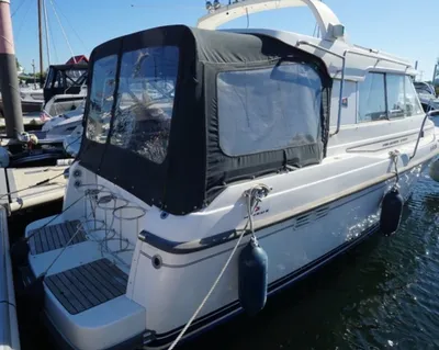 motorjacht afgemeerd in jachthaven