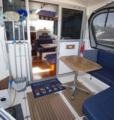 Kuip en salon van jacht met tafel en banken