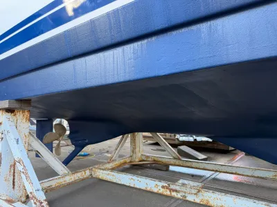 onderkant van boot met schroef en steunen