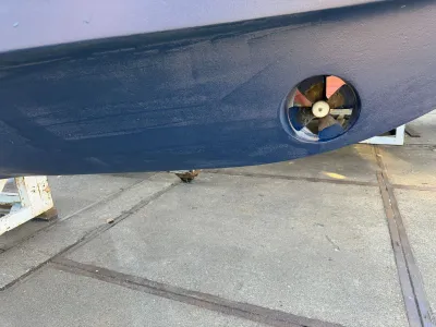 onderzijde van boot met boegschroef