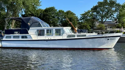 wit motorjacht in haven, zijkant zichtbaar