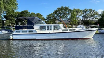 wit motorjacht liggend op water bij kade