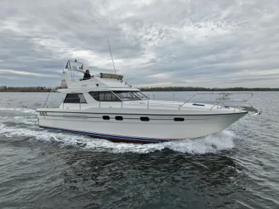 motorjacht op open water