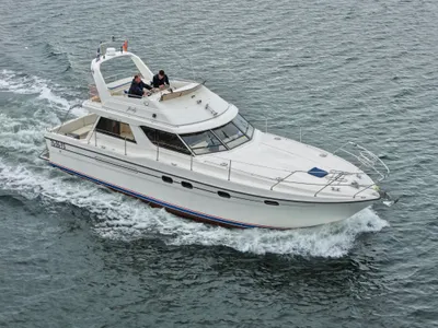 witte motorjacht op zee met opvarenden