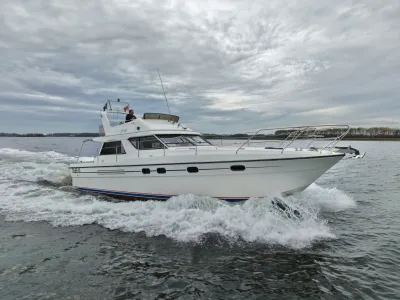 wit motorjacht op open water