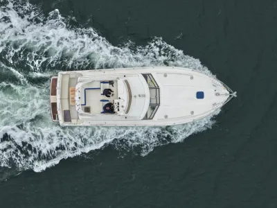 flybridge jacht van bovenaf