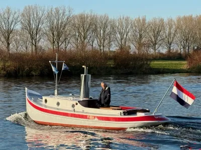 kleine motorboot op rivier met schipper