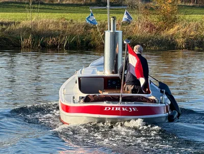 achteraanzicht van boot op water