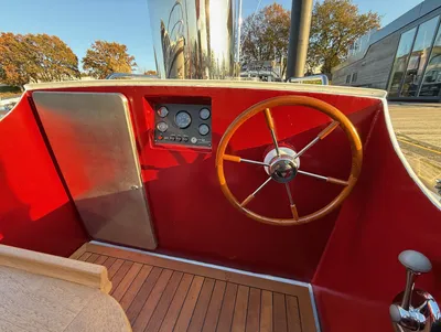 rode cockpit met houten stuurwiel