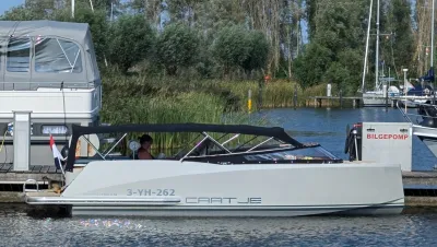 Tender aangemeerd naast steiger in jachthaven