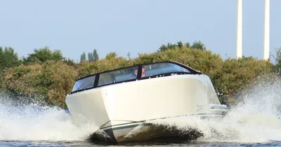 Tender op het water met opspattend schuim