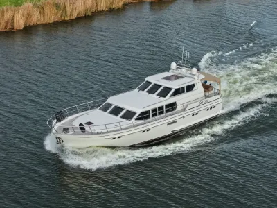 wit motorjacht varend op open water