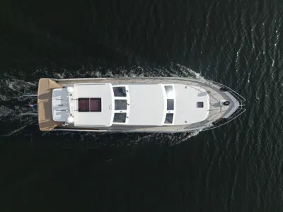 Bovenaanzicht jacht op water