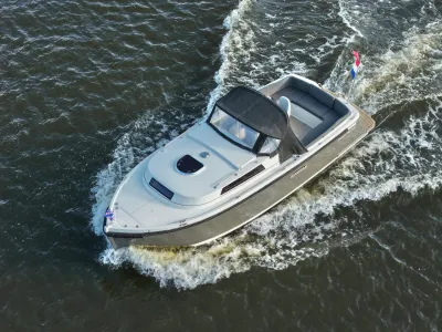 witte kajuitboot vaart door donker water