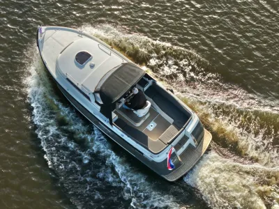 luchtfoto van sloep op water