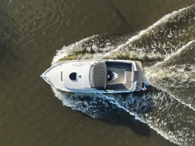 bovenaanzicht van kajuitboot op water
