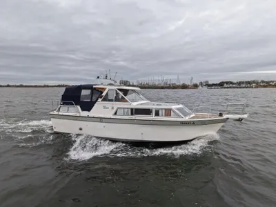 motorkruiser varend op open water