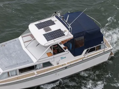 motorkruiser op het water, bovenaanzicht