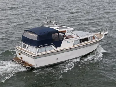 motorboot met kuiptent op open water