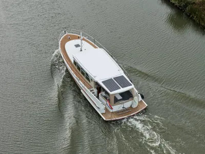 varend motorjacht op kanaal