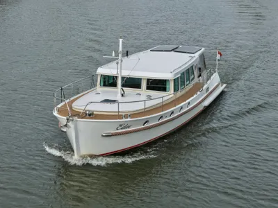 motorjacht varend op open water
