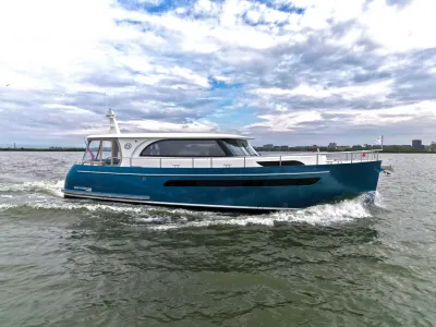 blauw motorjacht op het water