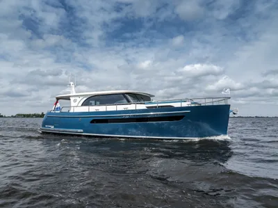 motorjacht op open water