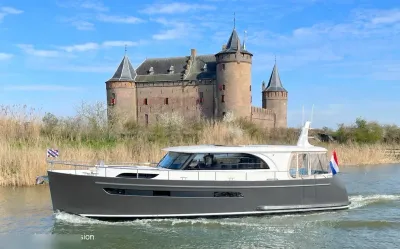 motorjacht op rivier bij kasteel