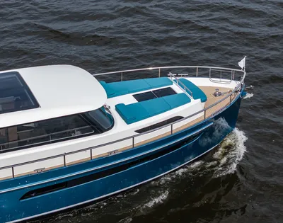 Voorkant van motorjacht op open water