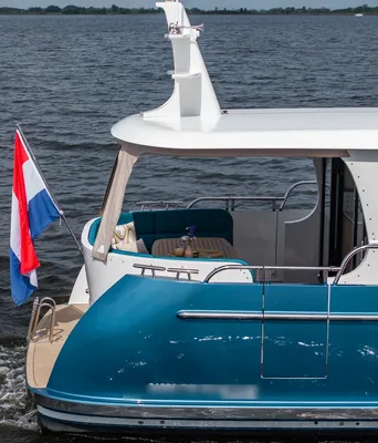 achterkant van een motorjacht op het water