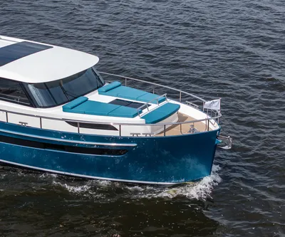 voorkant van motorjacht op water