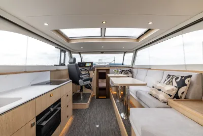 interieur salon met kuip en stuurstand