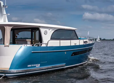 motorjacht zijaanzicht op het water