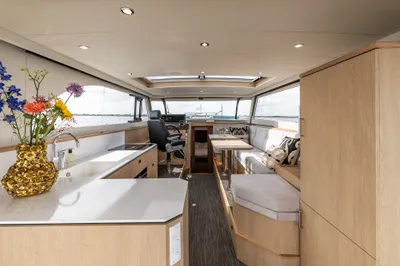 interieur van motorjacht met salon en kombuis