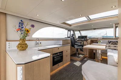 interieur van jacht met kombuis en stuurstand