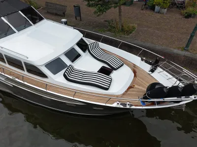 motorjacht aan kade, bovendek met ligstoelen