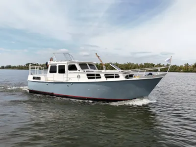 wit en blauw motorjacht op rustig water