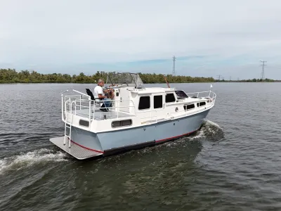 witte kruiser op rustig water