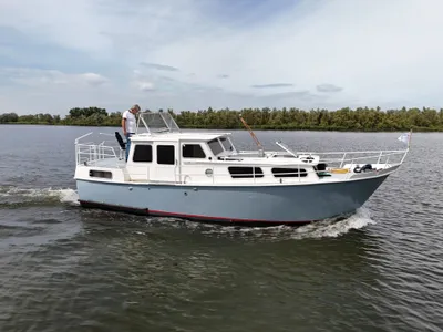 wit-blauw motorjacht op rivier