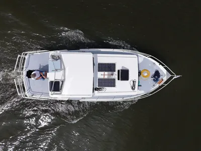 witte kruiser van bovenaf op het water