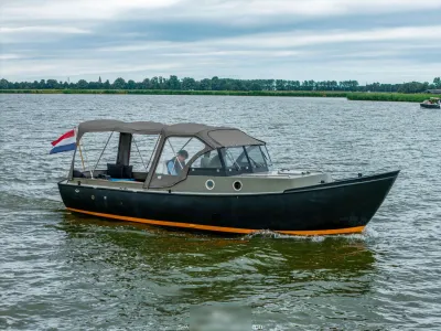 stalen boot met kajuit op open water