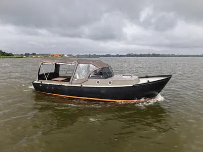 zwarte kajuitboot op het water