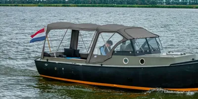 stalen boot met kajuit op open water