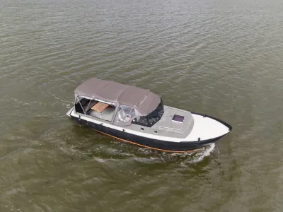 motorboot met kap op open water