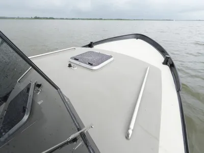 voorste dek van boot op het water