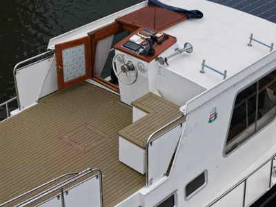 Achterdek van motorjacht met stuurstand