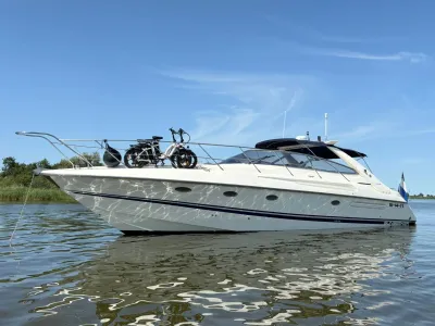 wit motorjacht op water onder blauwe lucht